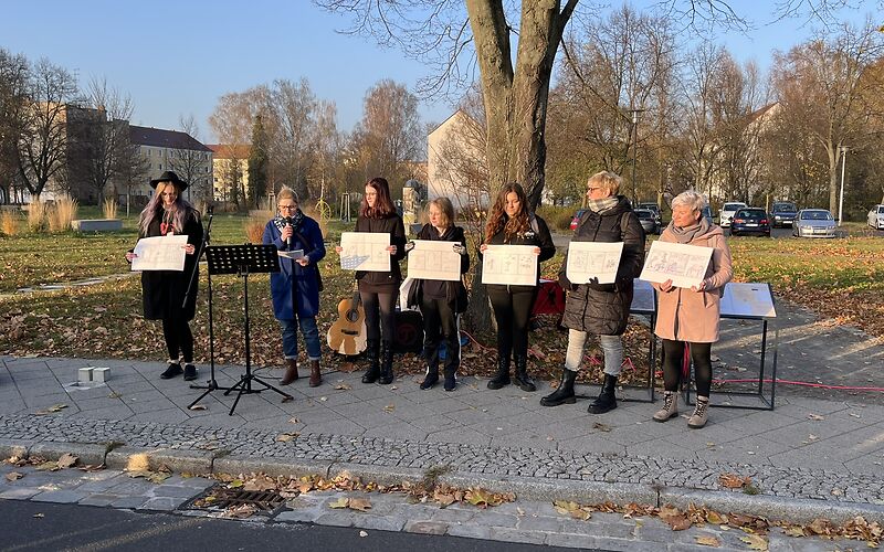 Schülerinnen und Schüler der Gutenberg Oberschule Forst (Lausitz) präsentierten das Projekt der Arbeitsgemeinschaft Stolpersteine und Zeitensprünge. Sie halten ihre Zeichnungen vor sich.