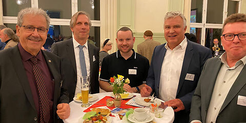 5 Männer stehen um einen Tisch, auf dem Tassen und Teller stehen, darunter der Landrat Harald Altekrüger (l.) und der Lausitzbeauftragte Dr. Klaus Freytag (2. v.r.)