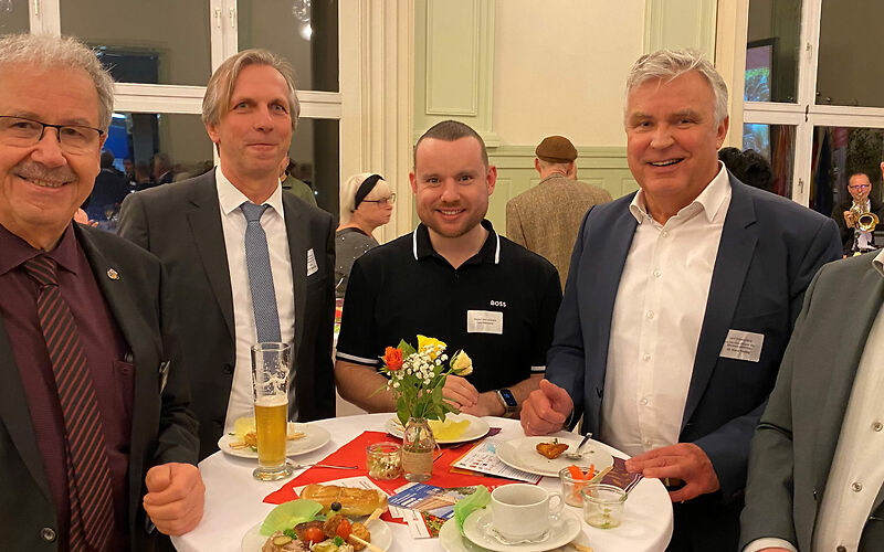 5 Männer stehen um einen Tisch, auf dem Tassen und Teller stehen, darunter der Landrat Harald Altekrüger (l.) und der Lausitzbeauftragte Dr. Klaus Freytag (2. v.r.)