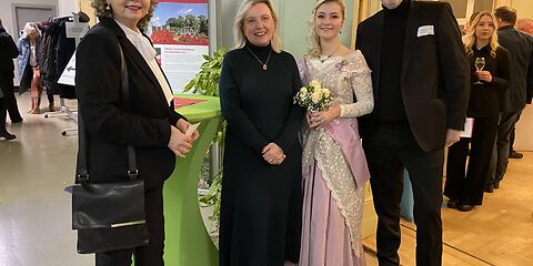 Bürgermeisterin Simone Taubenek und die Forster Rosenkönigin mit Gästen im Eingangsbereich.