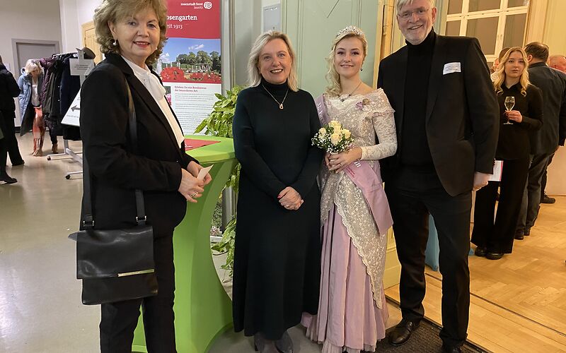 Bürgermeisterin Simone Taubenek und die Forster Rosenkönigin mit Gästen im Eingangsbereich.